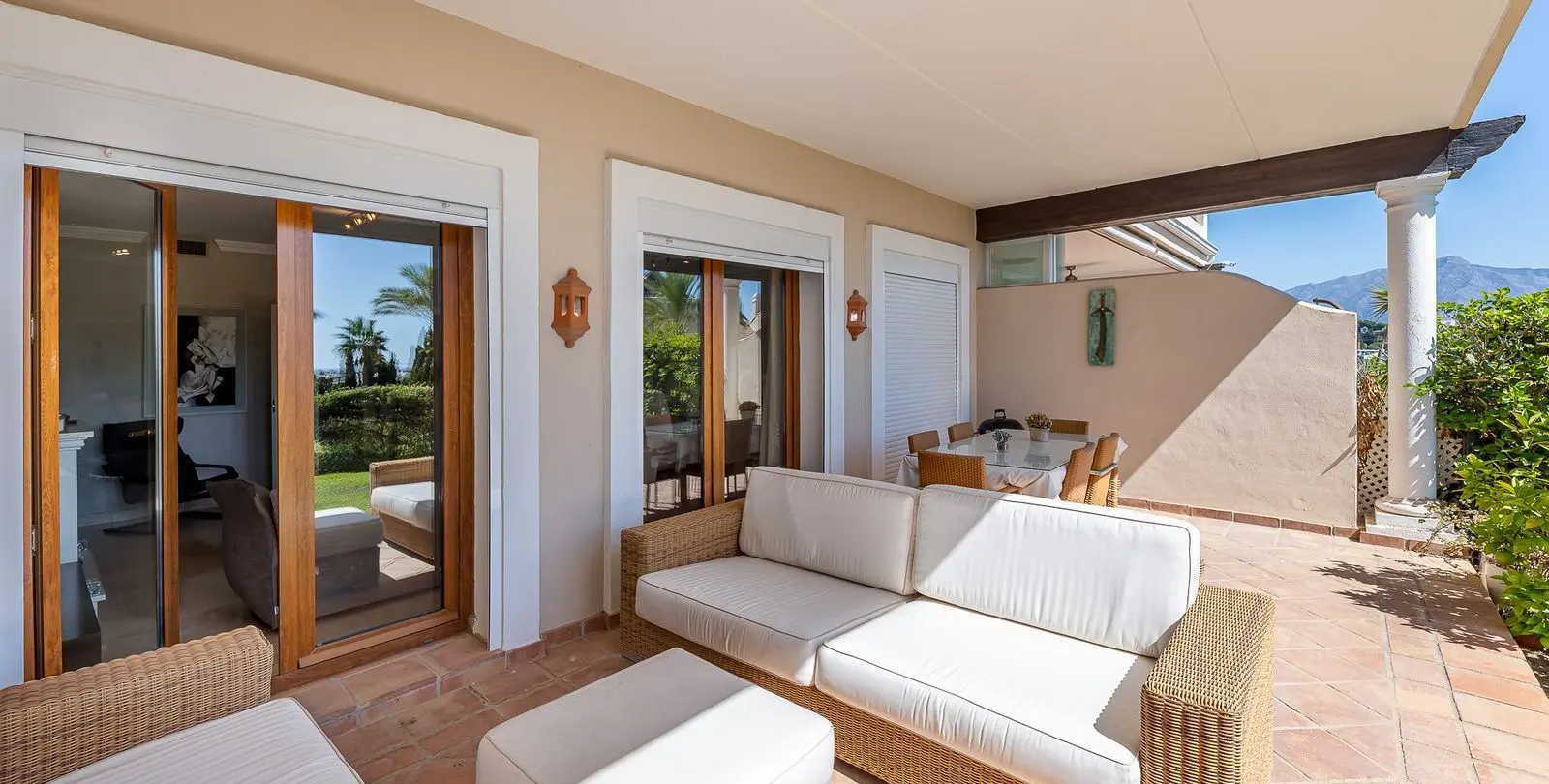 Sale of townhouse in El Paraiso 6