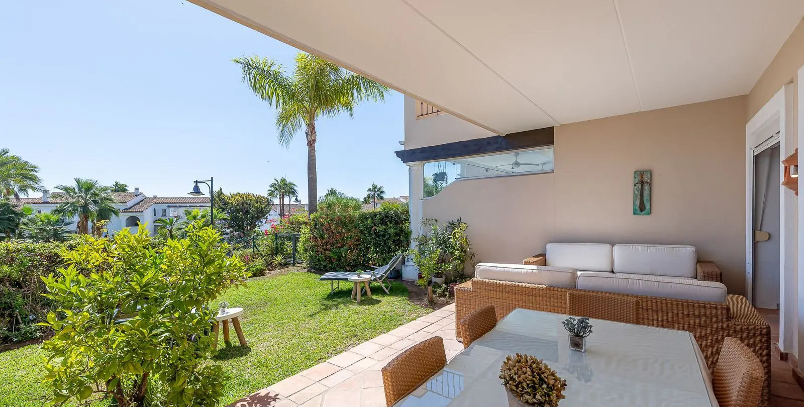 Sale of townhouse in El Paraiso 7