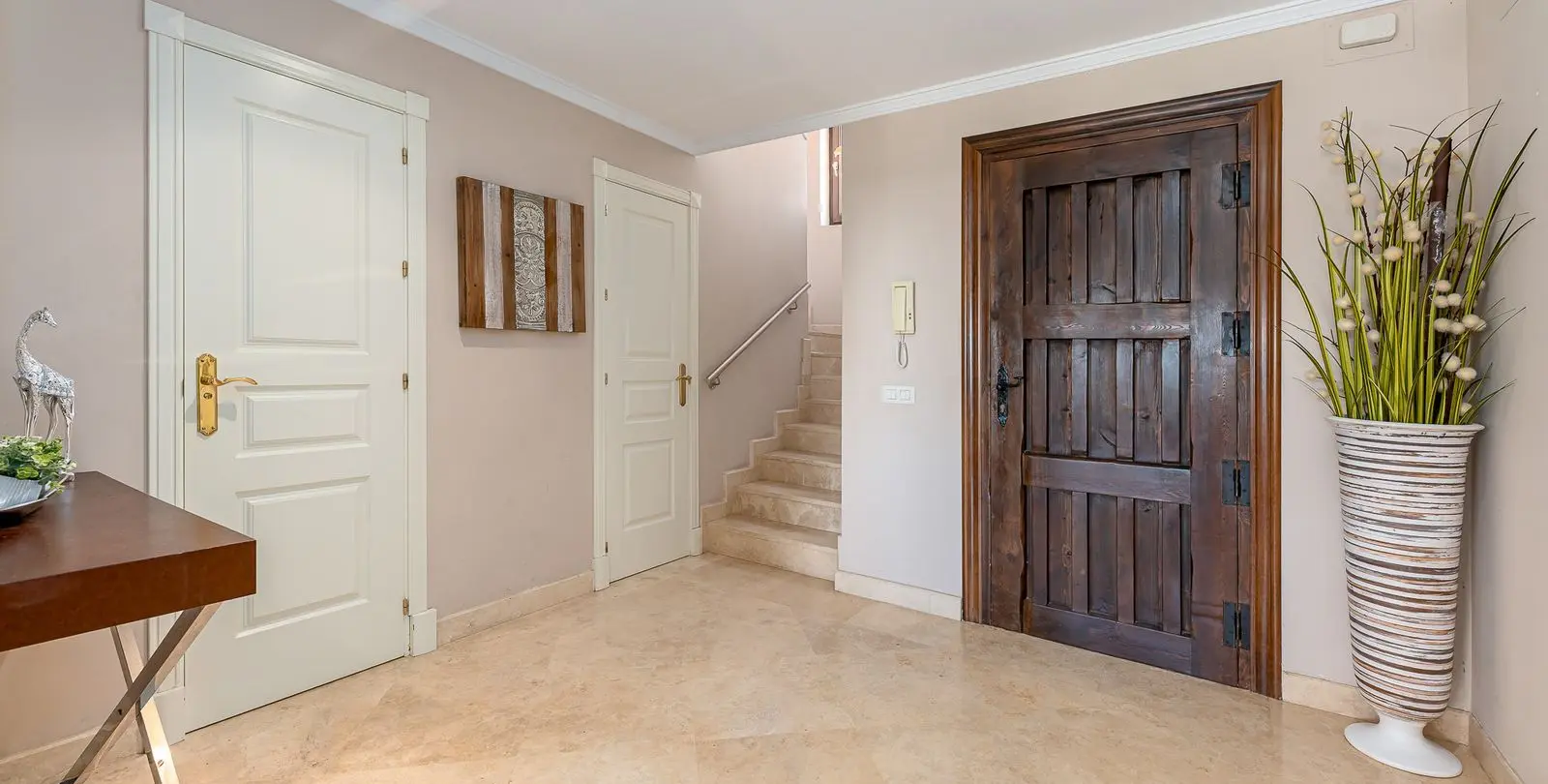 Sale of townhouse in El Paraiso 8