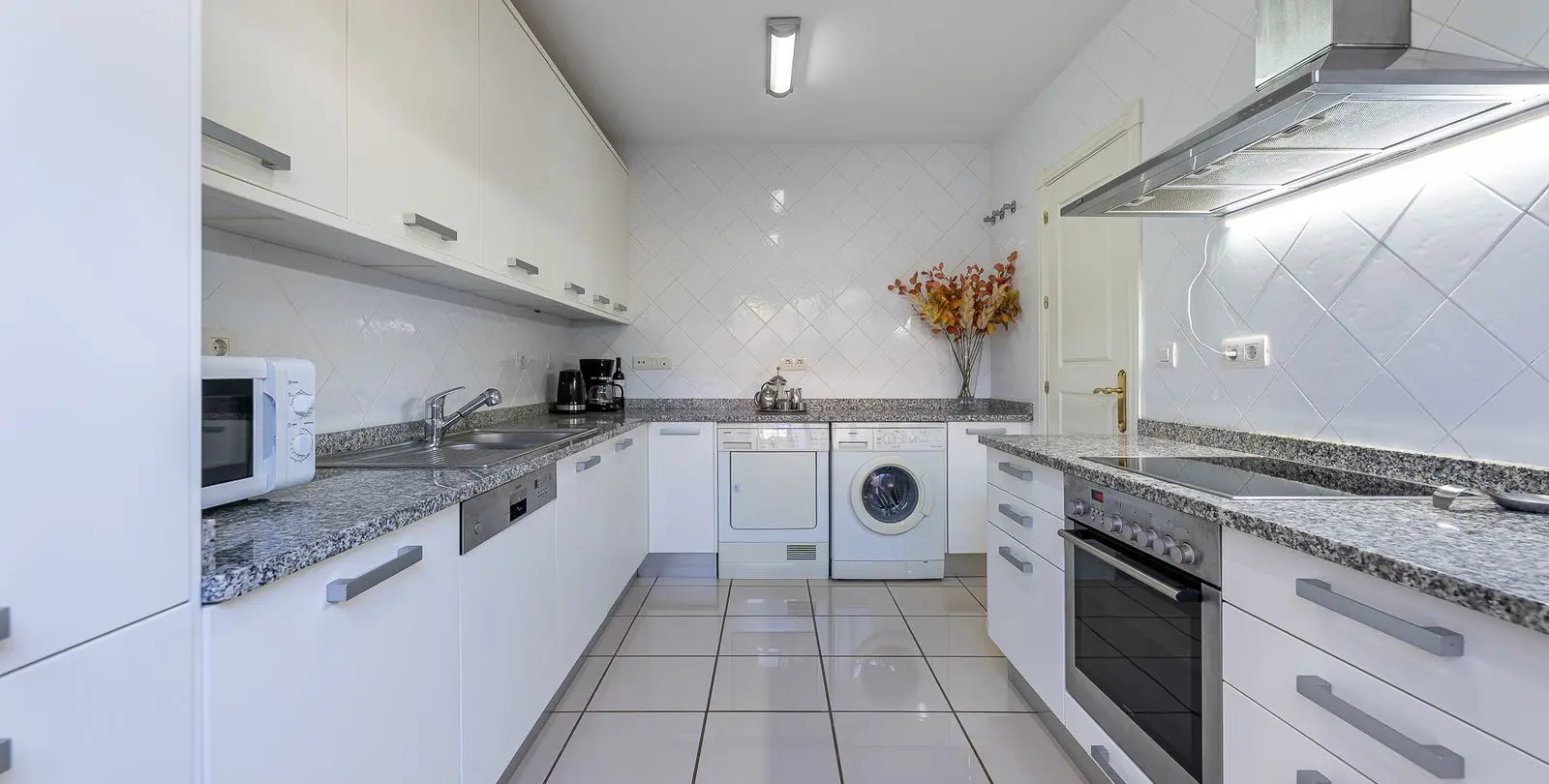 Sale of townhouse in El Paraiso 9