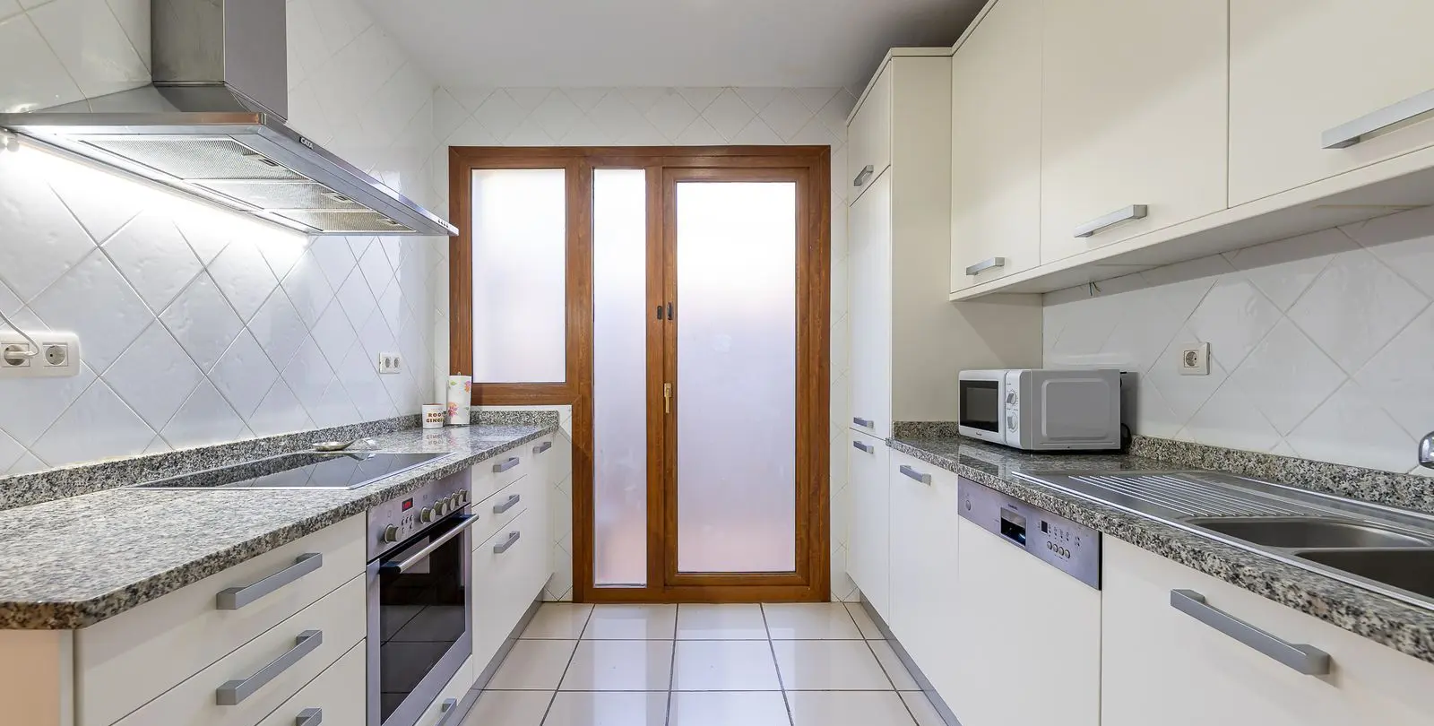 Sale of townhouse in El Paraiso 10
