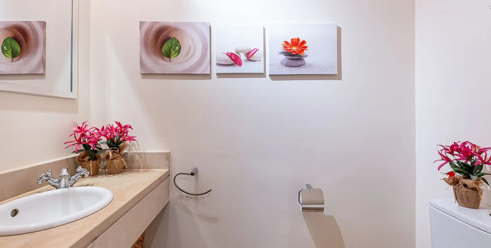 Sale of townhouse in El Paraiso 11