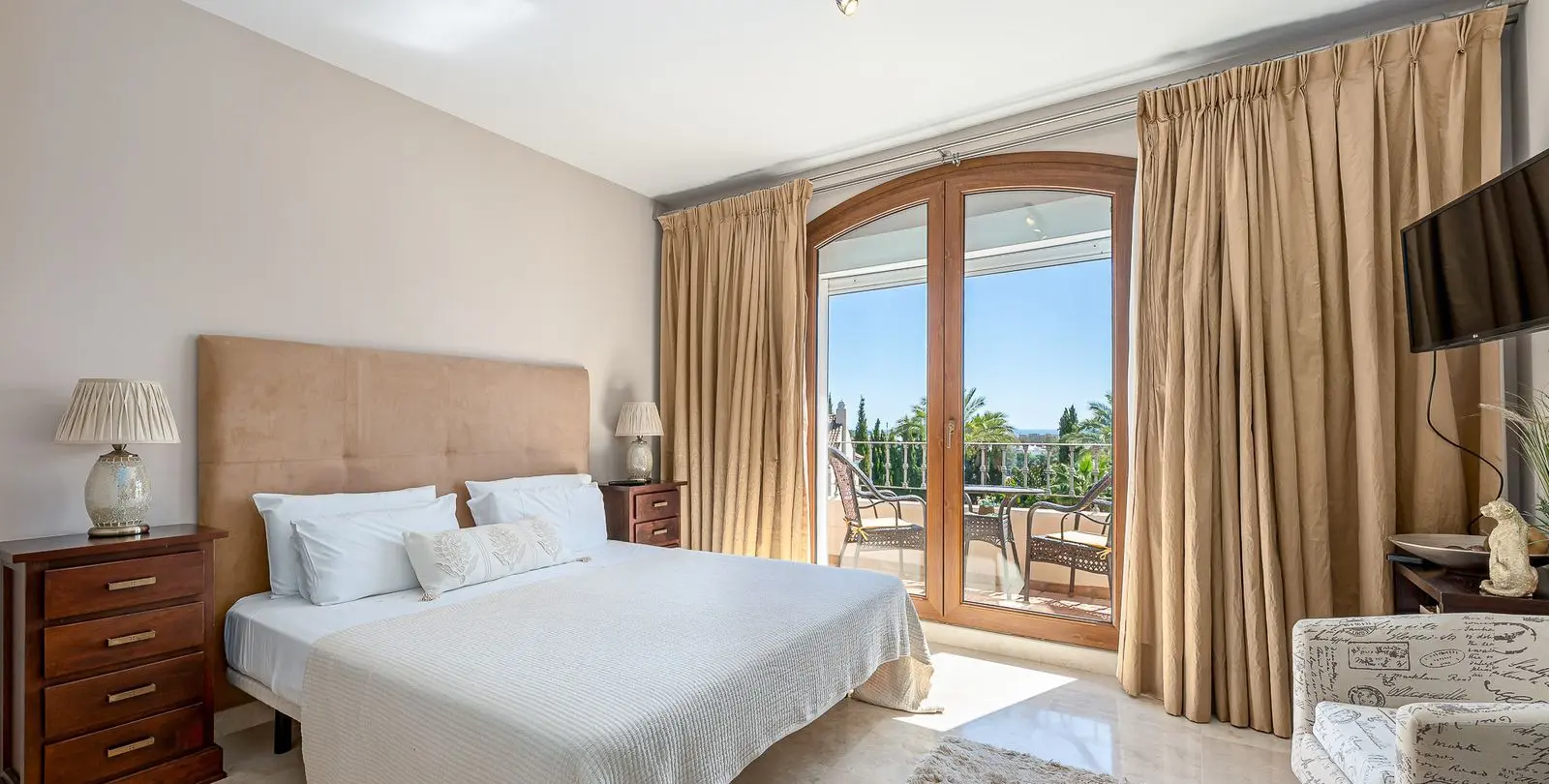 Sale of townhouse in El Paraiso 12