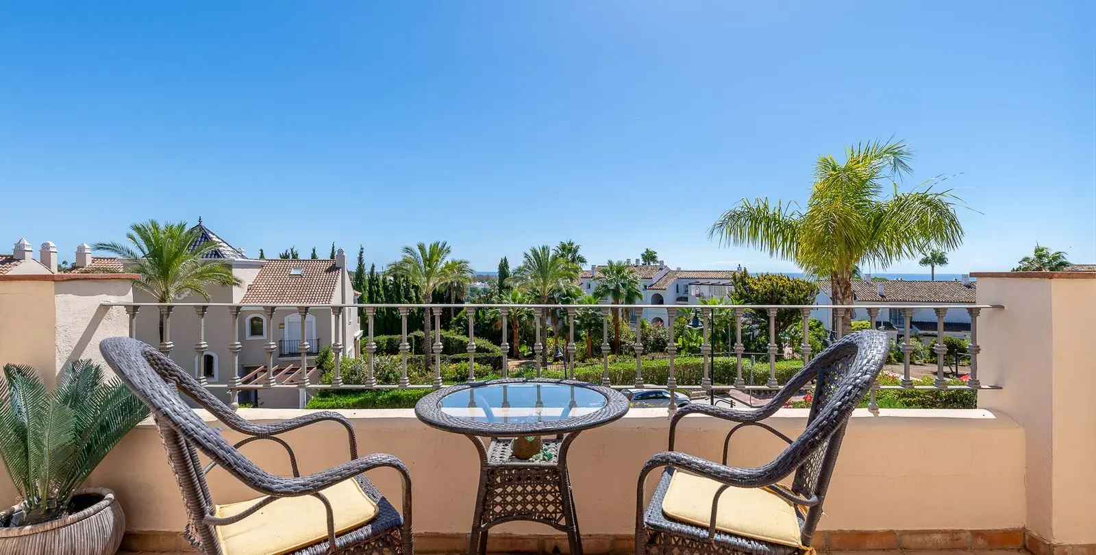 Sale of townhouse in El Paraiso 14