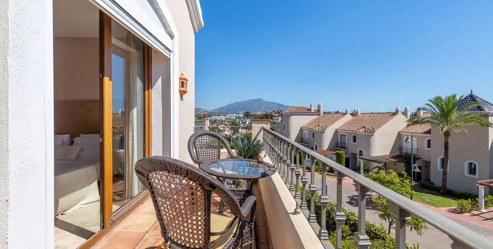 Sale of townhouse in El Paraiso 15