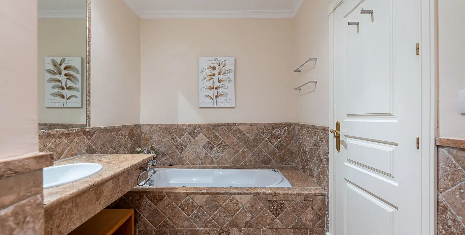Sale of townhouse in El Paraiso 17