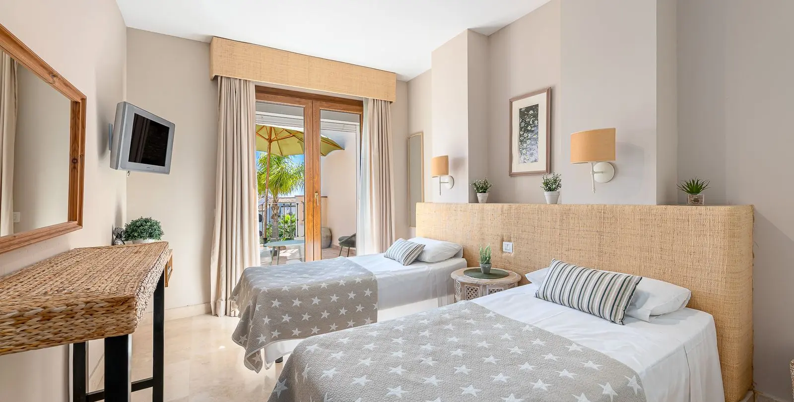 Sale of townhouse in El Paraiso 18