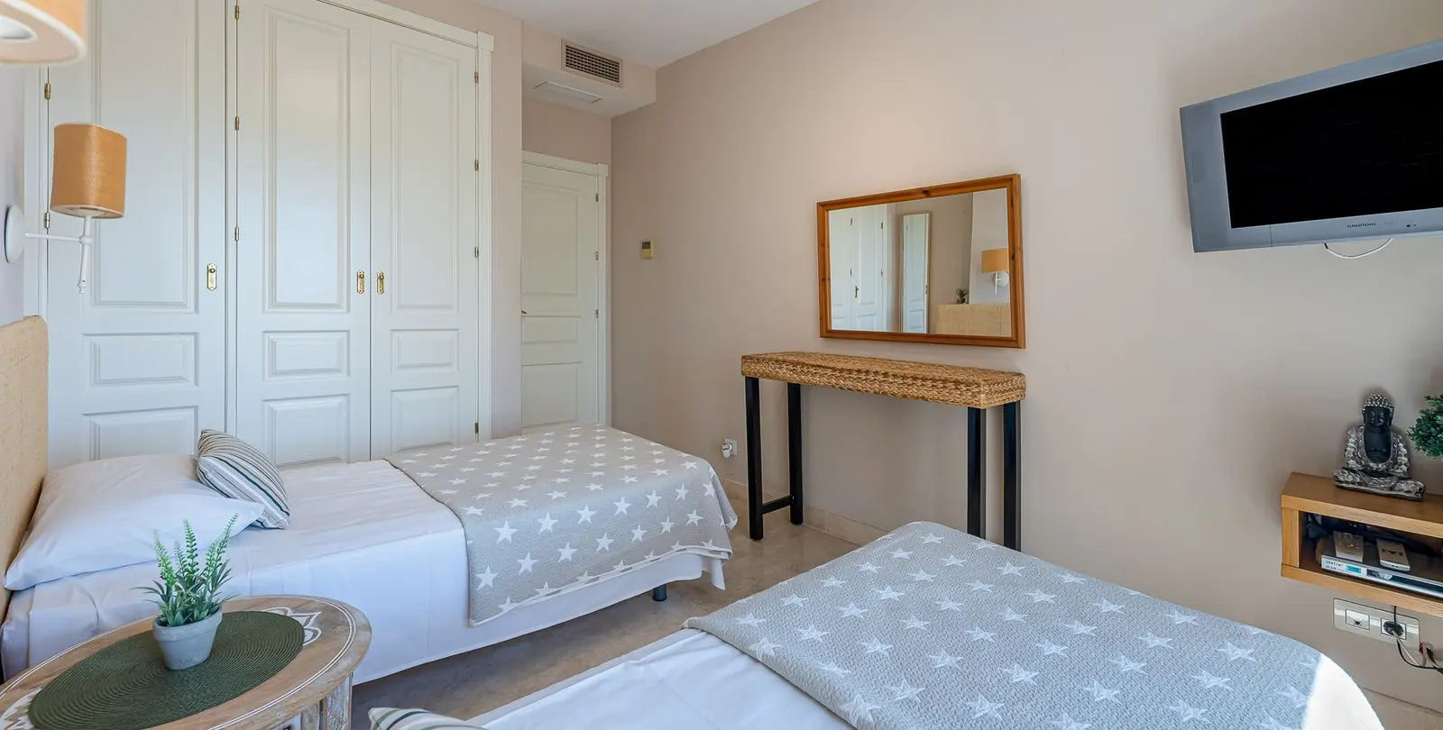 Sale of townhouse in El Paraiso 19