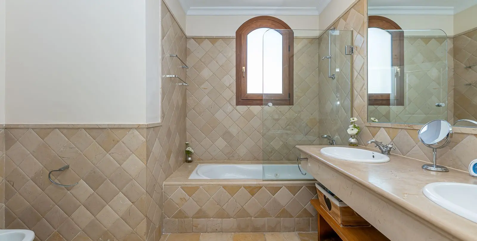 Sale of townhouse in El Paraiso 21