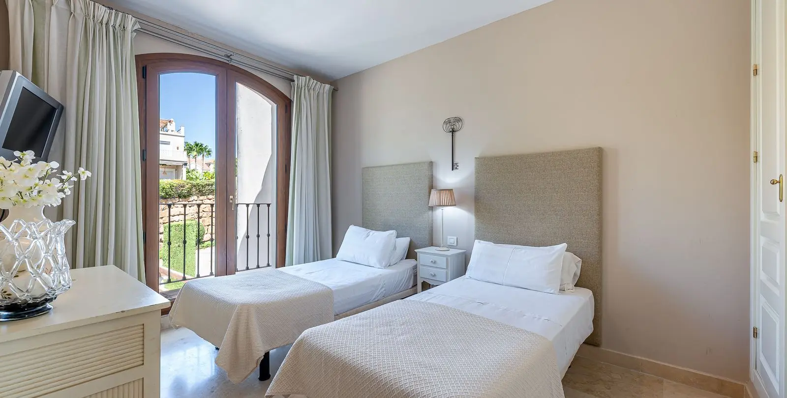 Sale of townhouse in El Paraiso 23