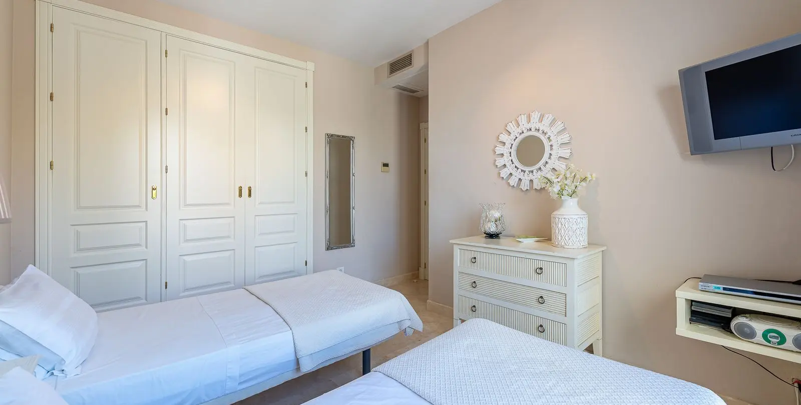 Sale of townhouse in El Paraiso 24