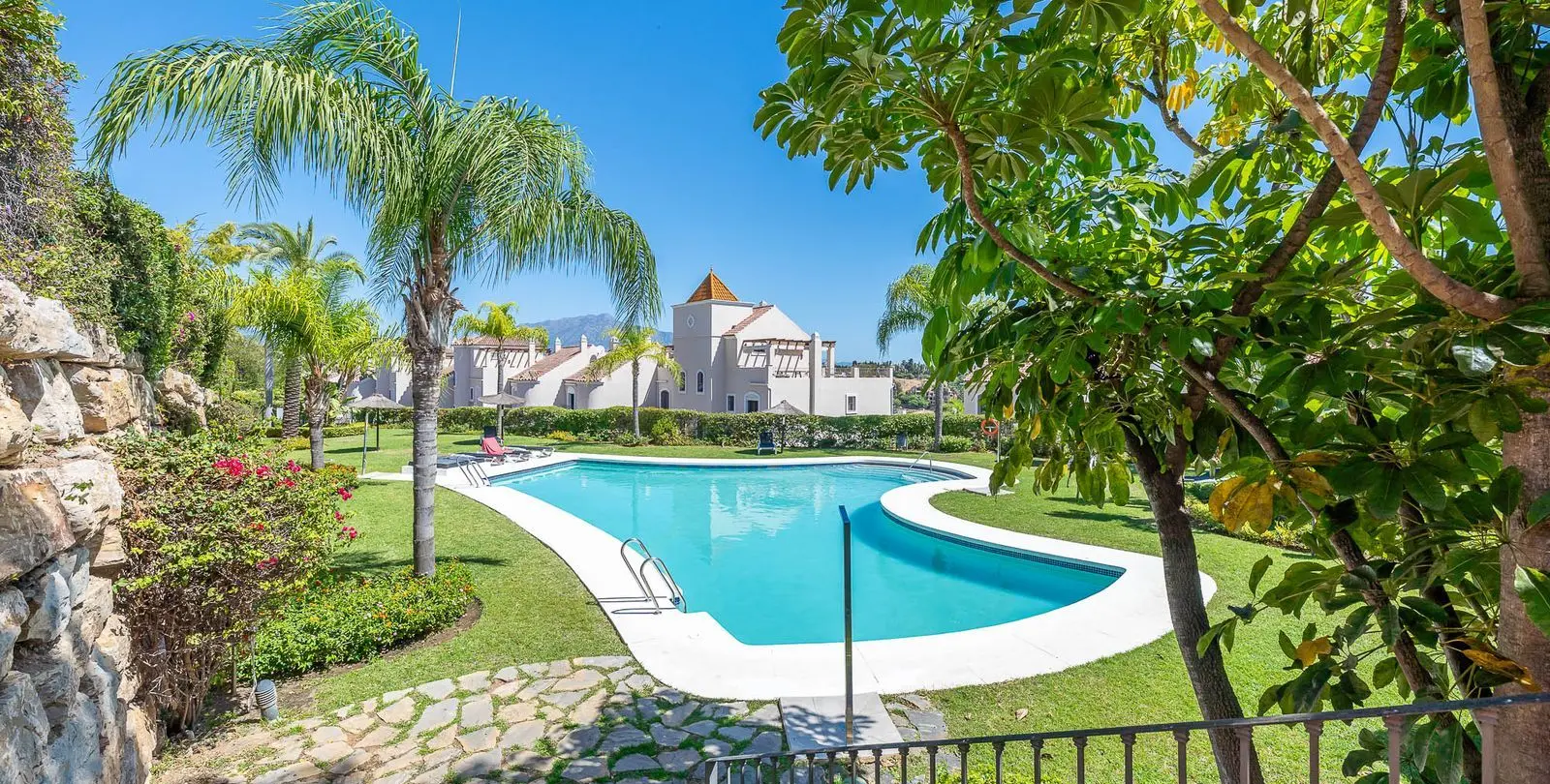 Sale of townhouse in El Paraiso 27