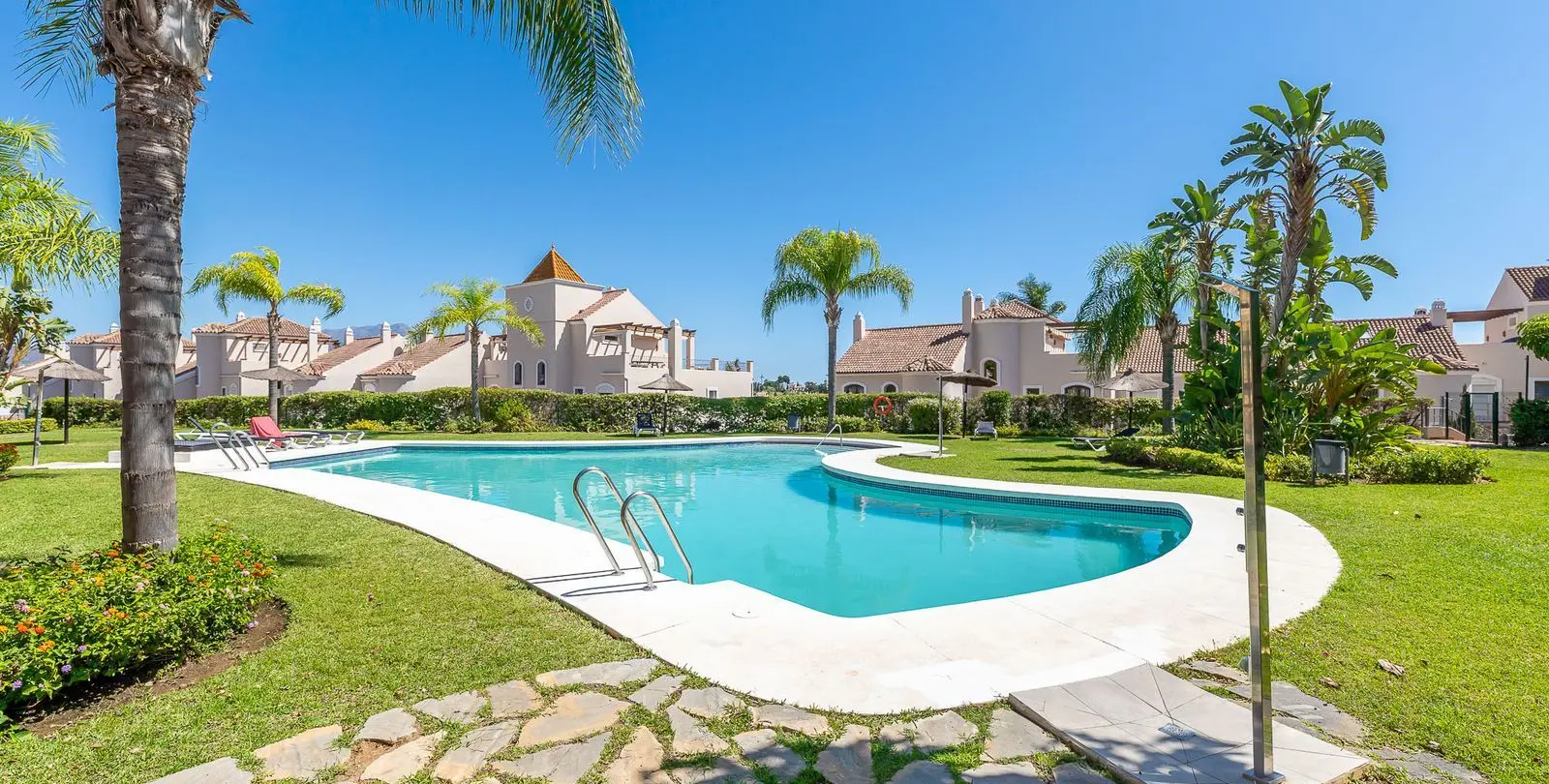 Sale of townhouse in El Paraiso 28