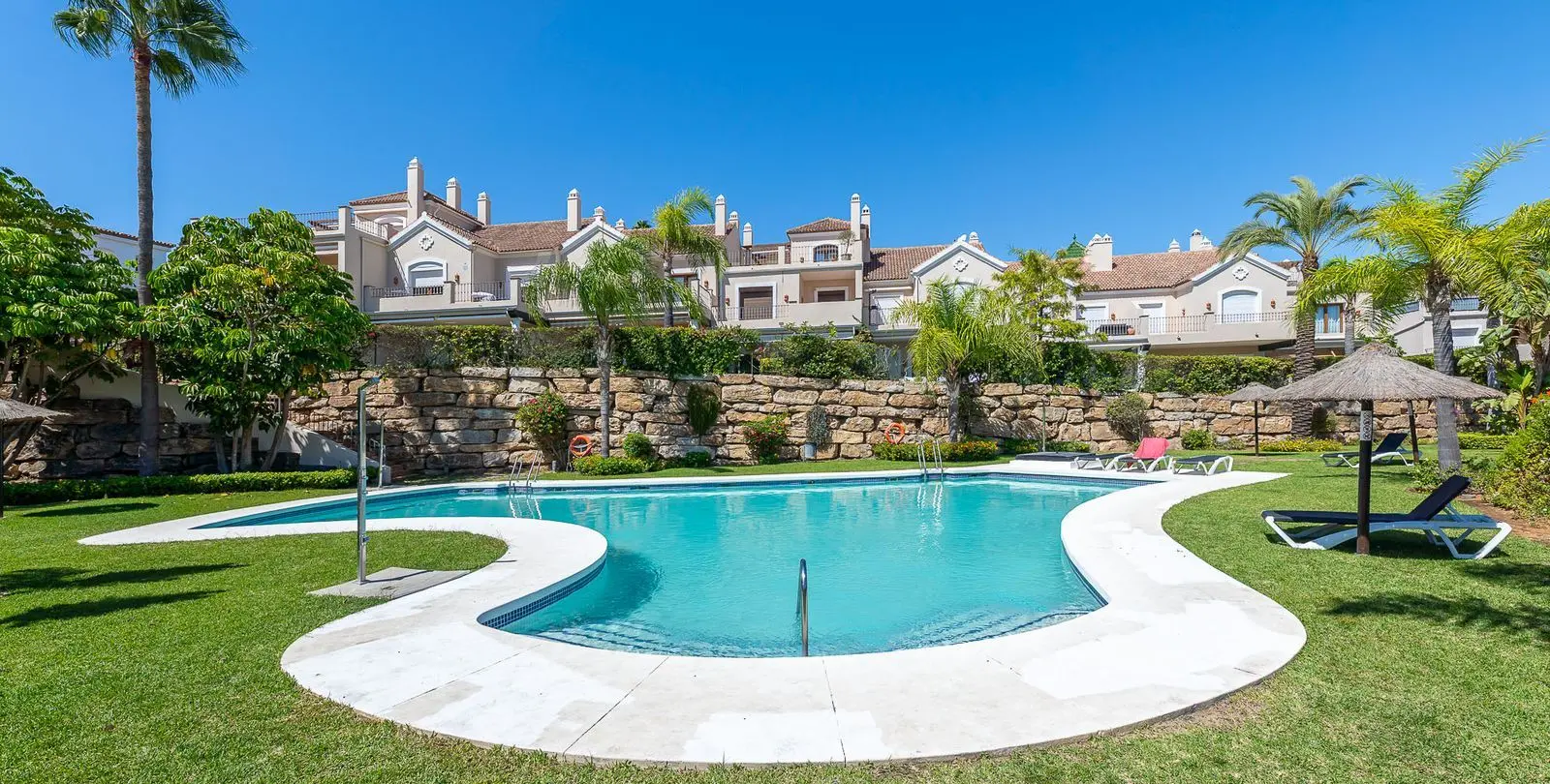 Sale of townhouse in El Paraiso 29