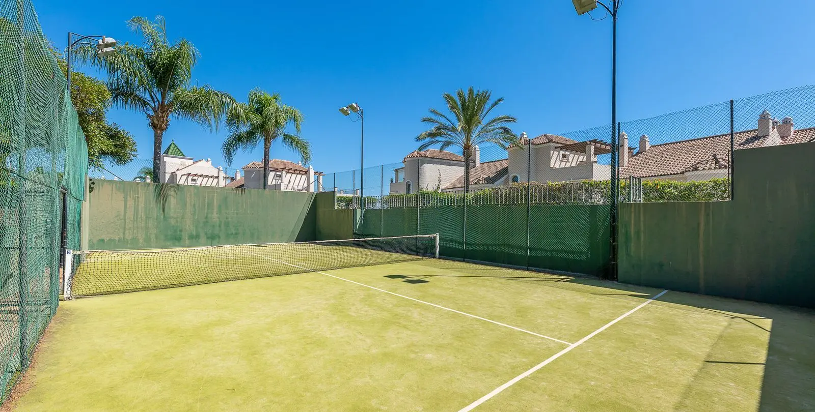 Sale of townhouse in El Paraiso 30