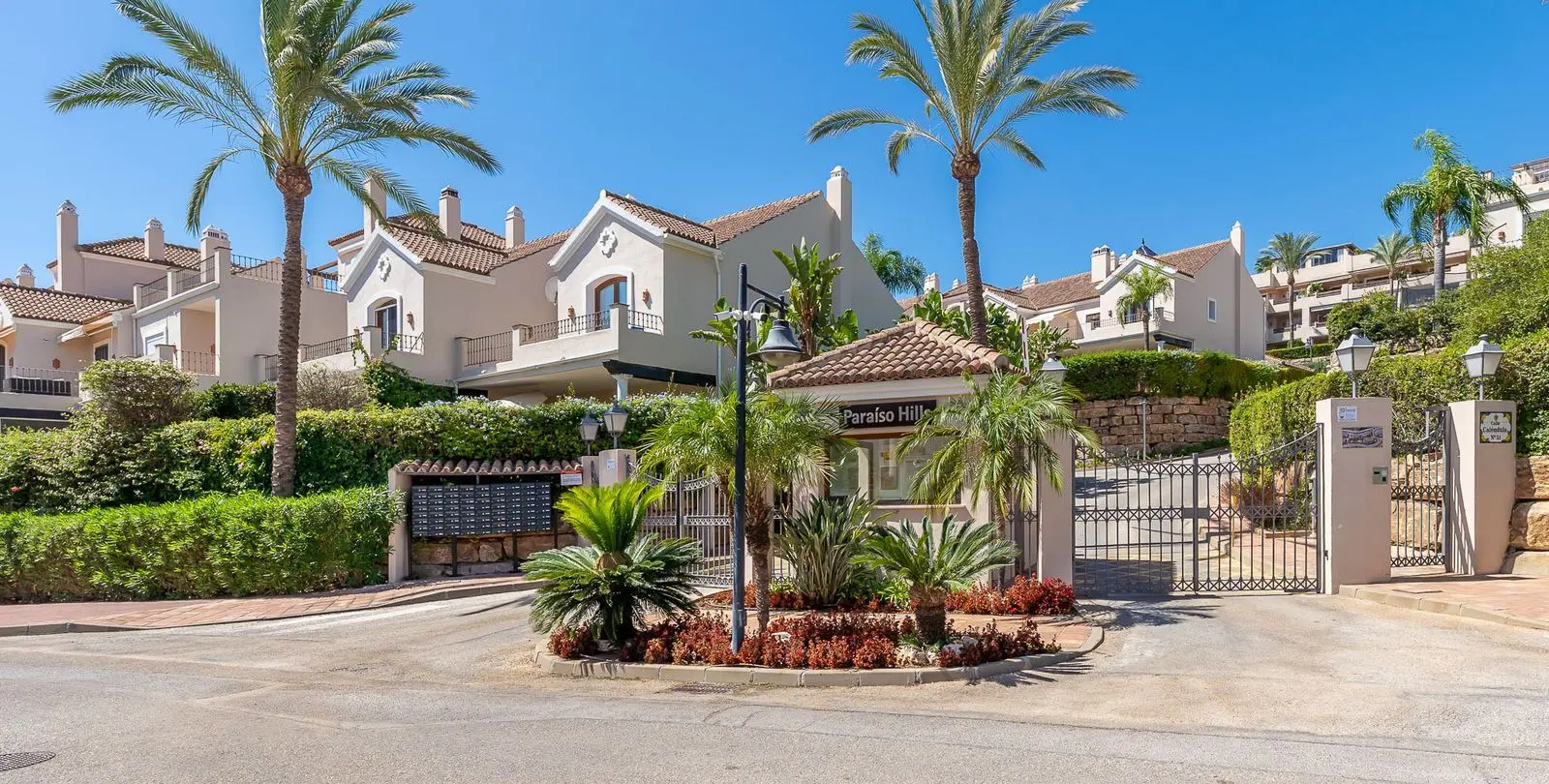 Sale of townhouse in El Paraiso 31