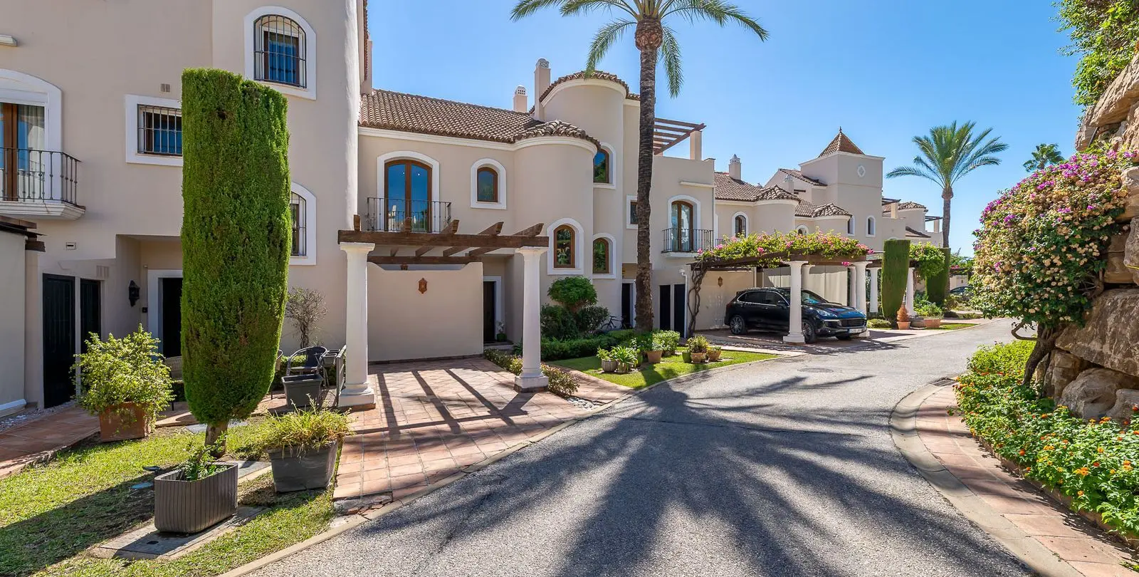 Sale of townhouse in El Paraiso 32