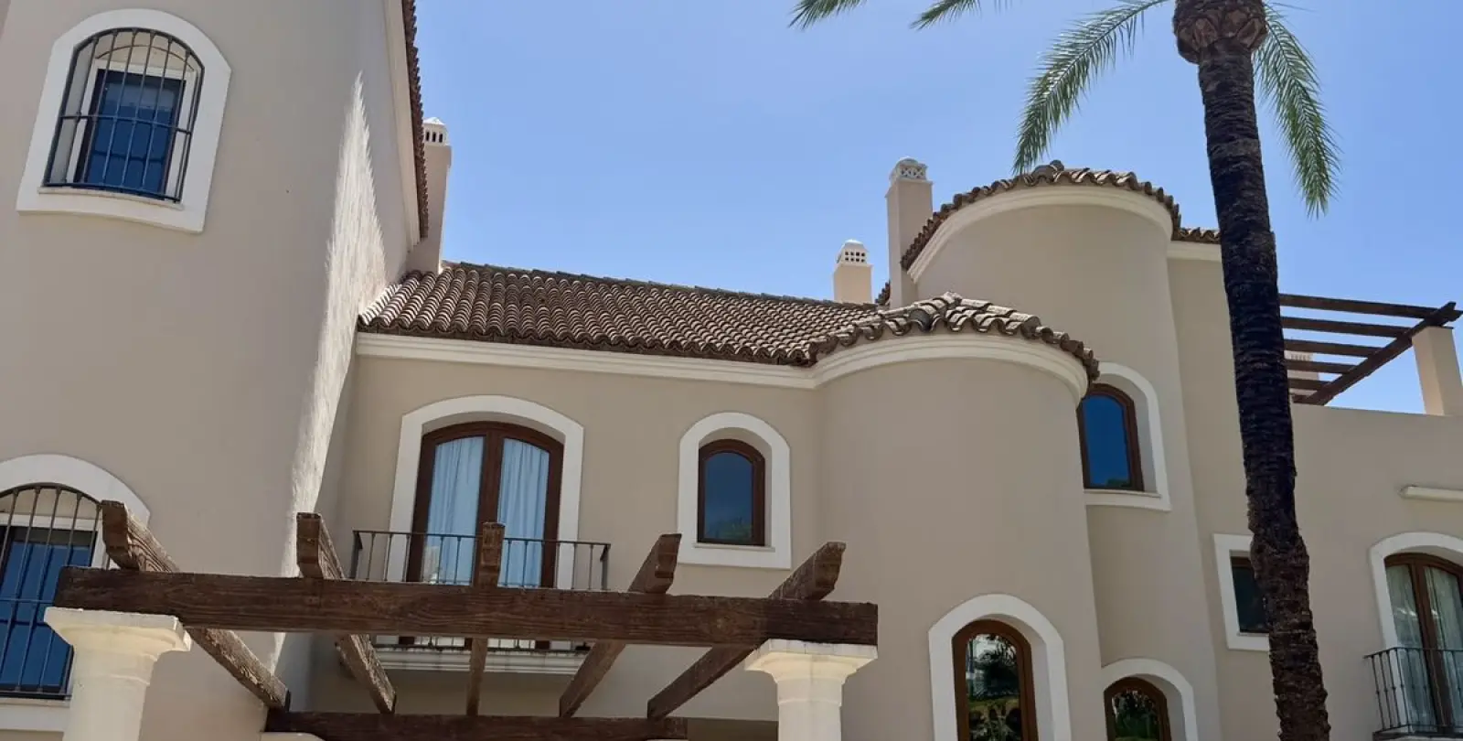 Sale of townhouse in El Paraiso 33