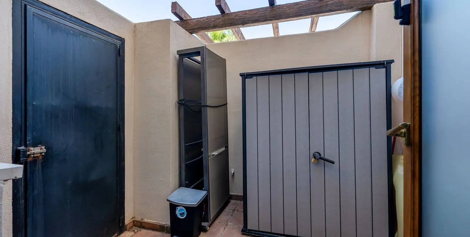 Sale of townhouse in El Paraiso 35