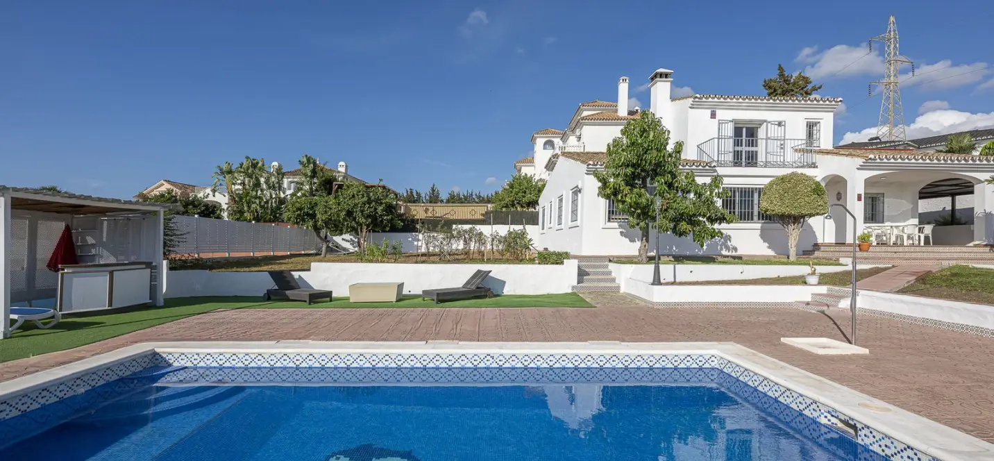 Sale of detached villa in Estepona 0