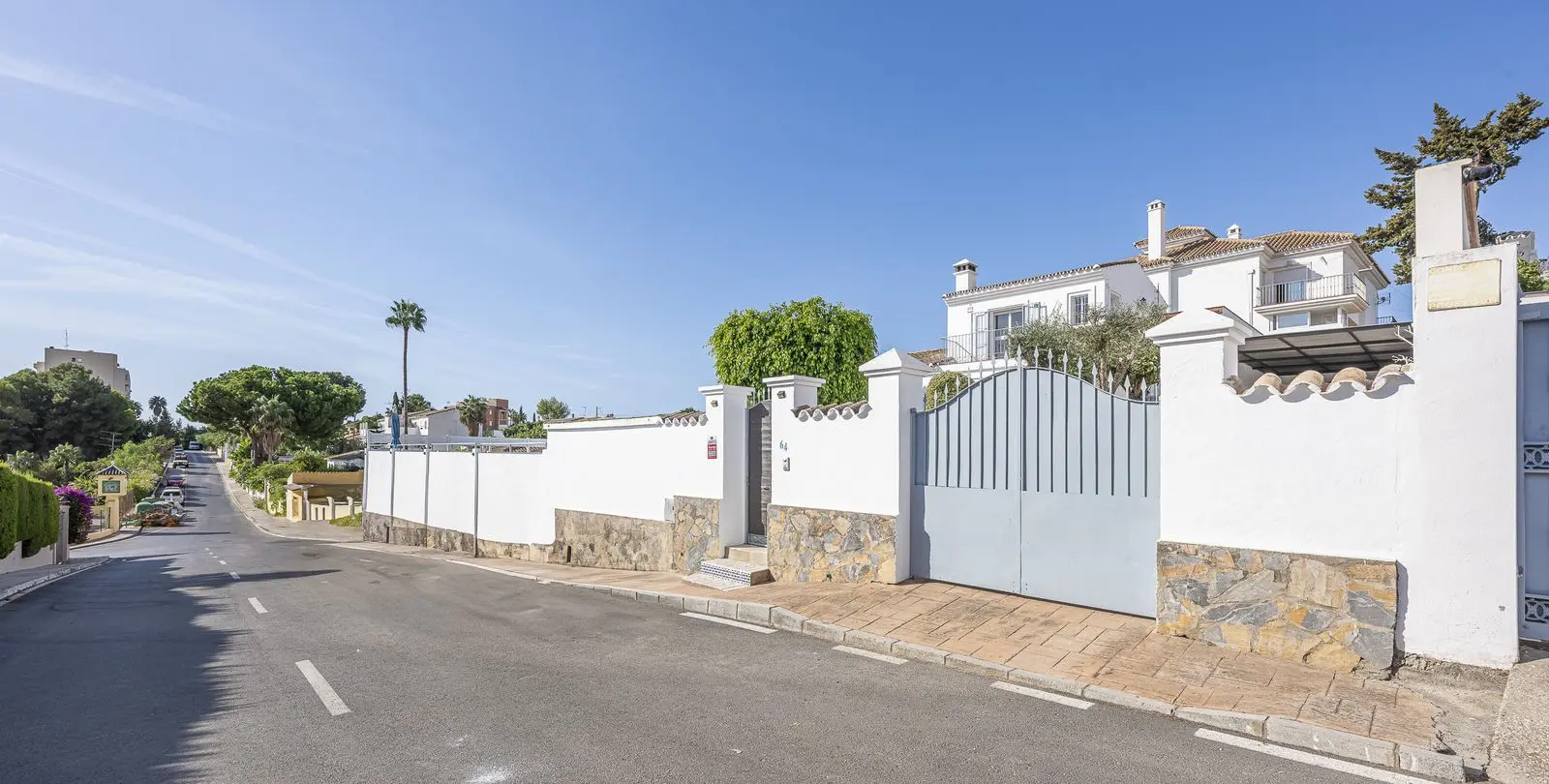 Sale of detached villa in Estepona 2