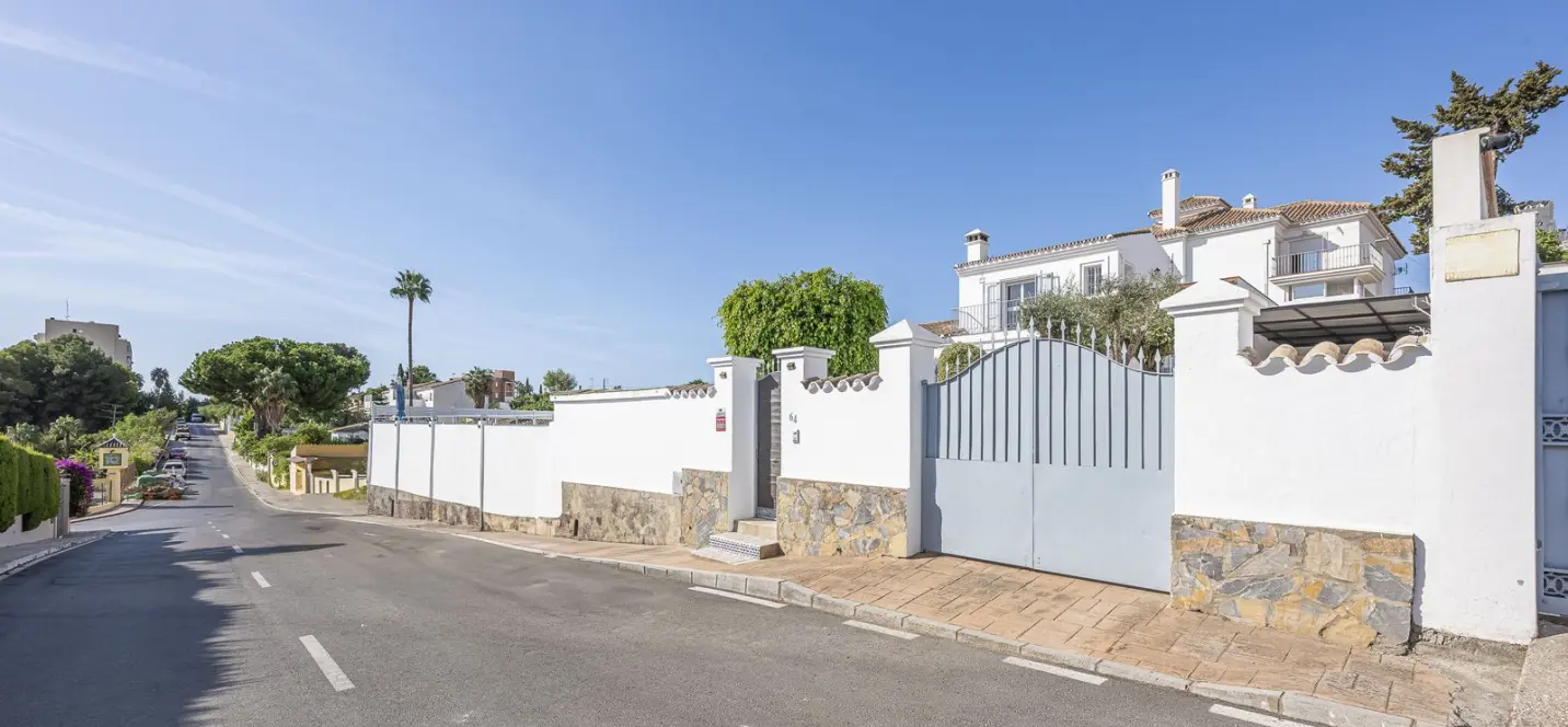 Sale of detached villa in Estepona 1