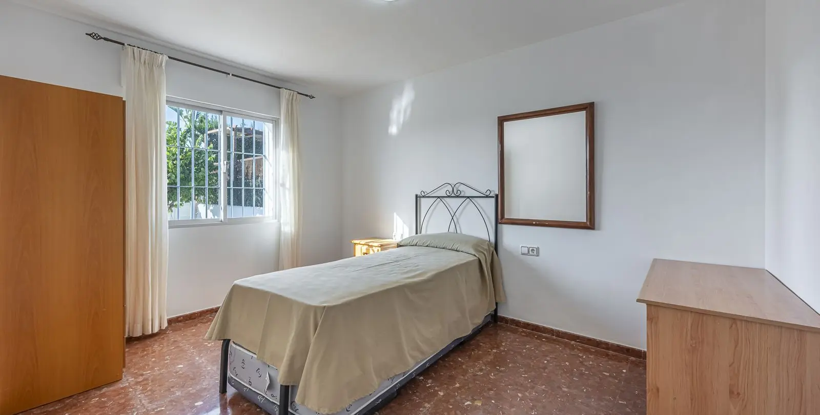 Sale of detached villa in Estepona 16