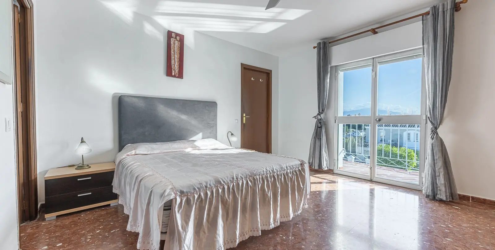 Sale of detached villa in Estepona 27