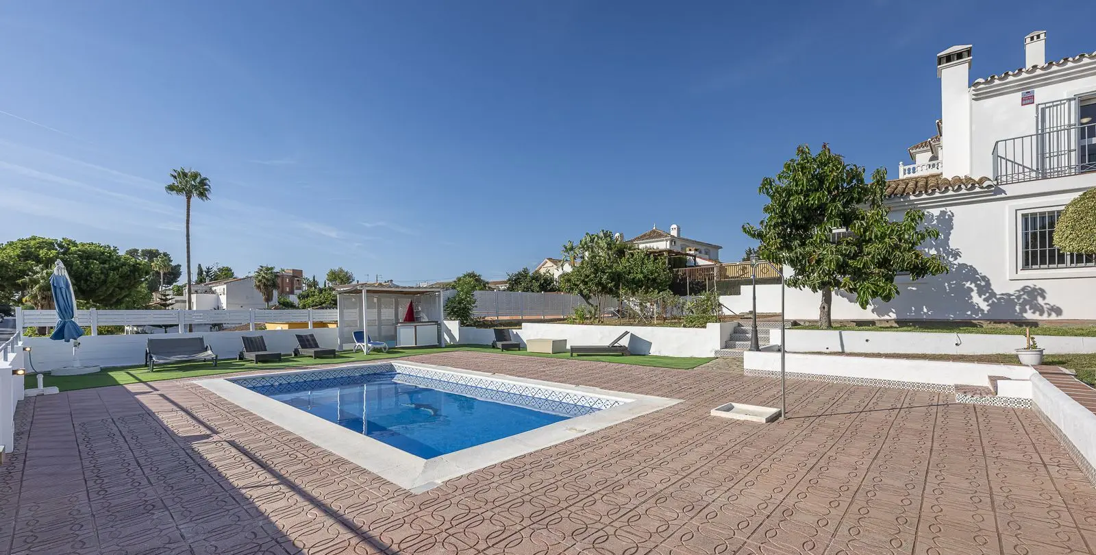 Sale of detached villa in Estepona 35