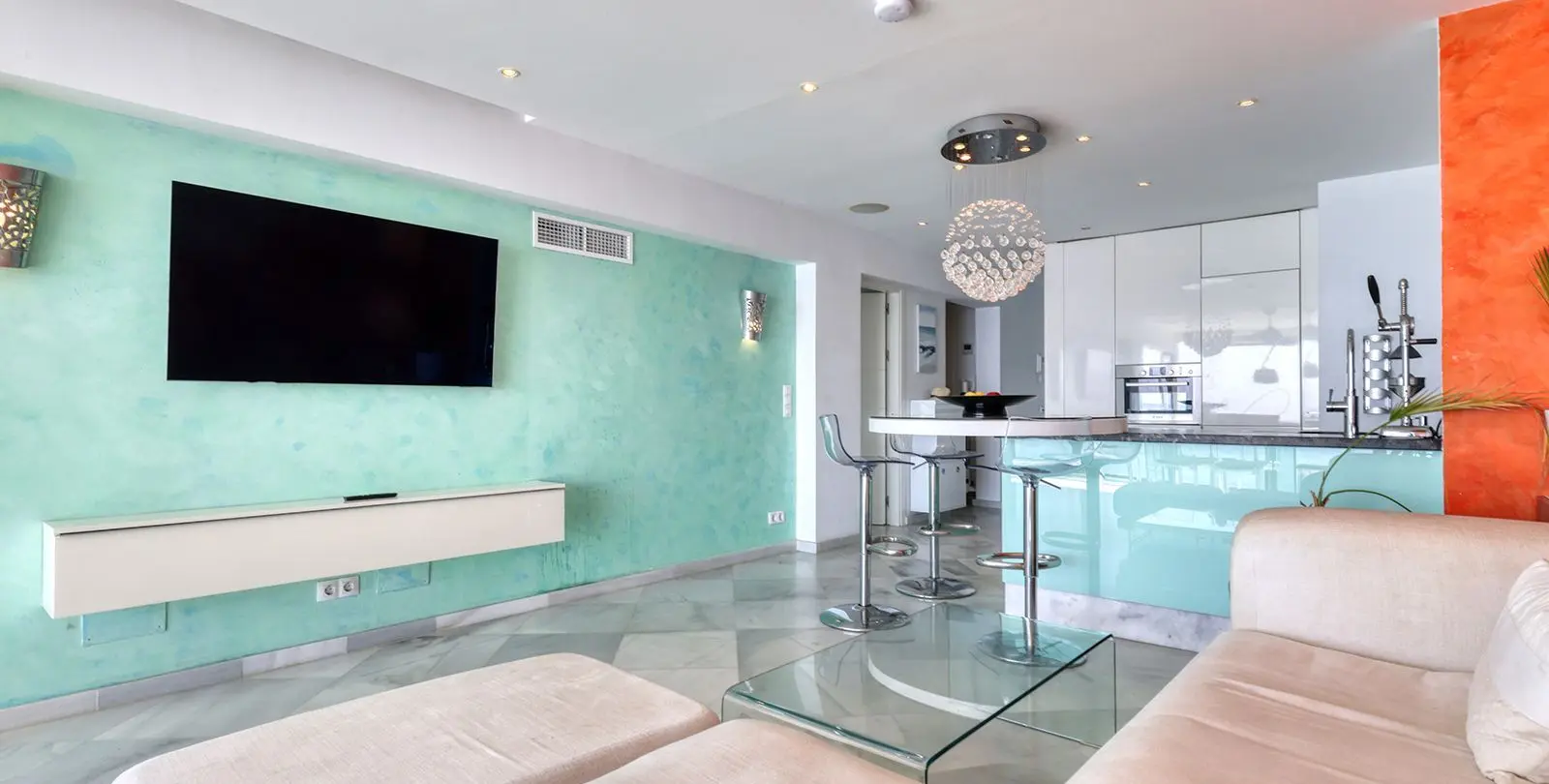Sale of middle floor apartment in Benalmadena Costa 12