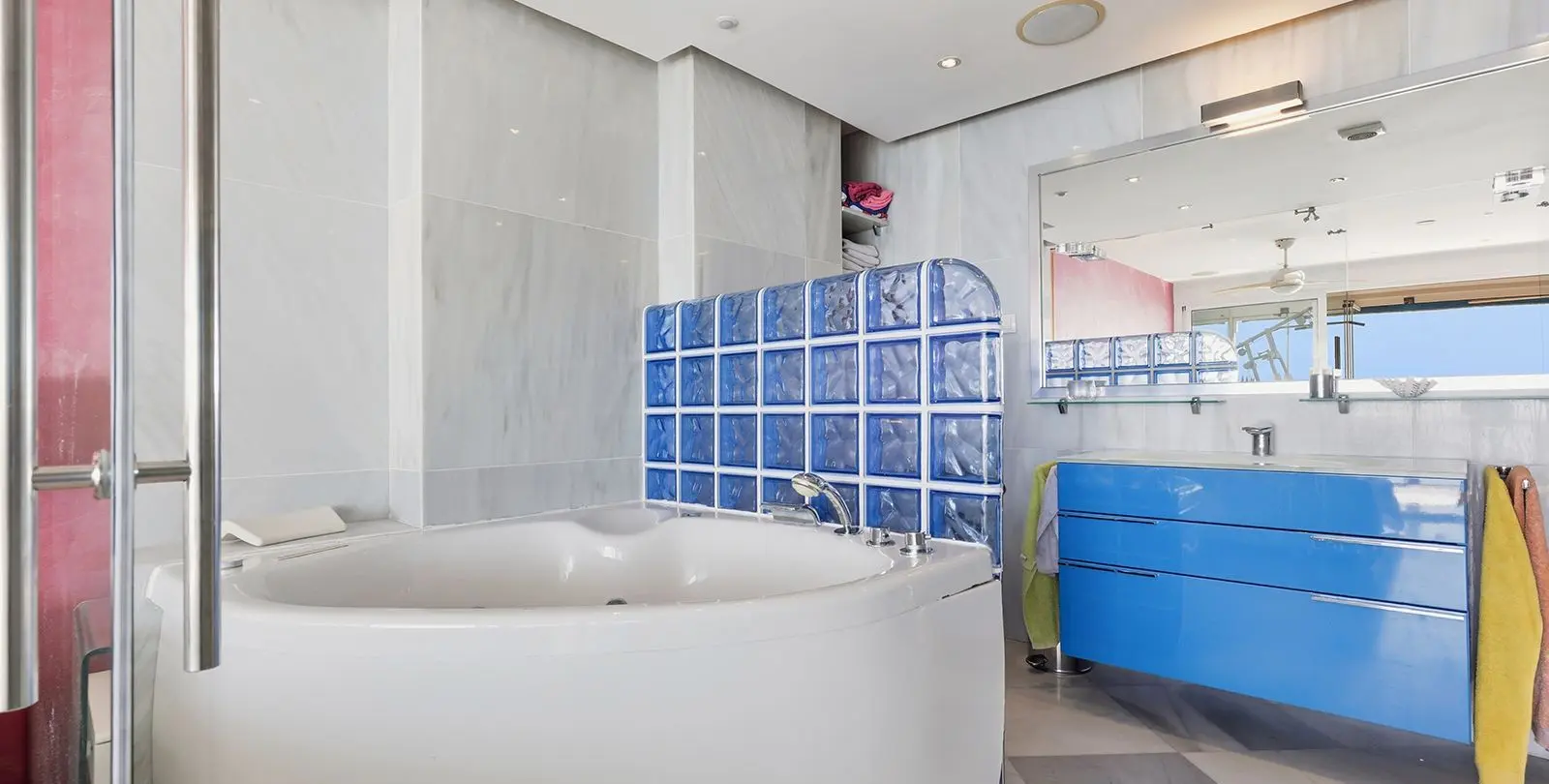 Sale of middle floor apartment in Benalmadena Costa 32