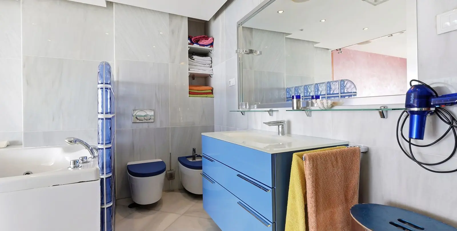 Sale of middle floor apartment in Benalmadena Costa 37