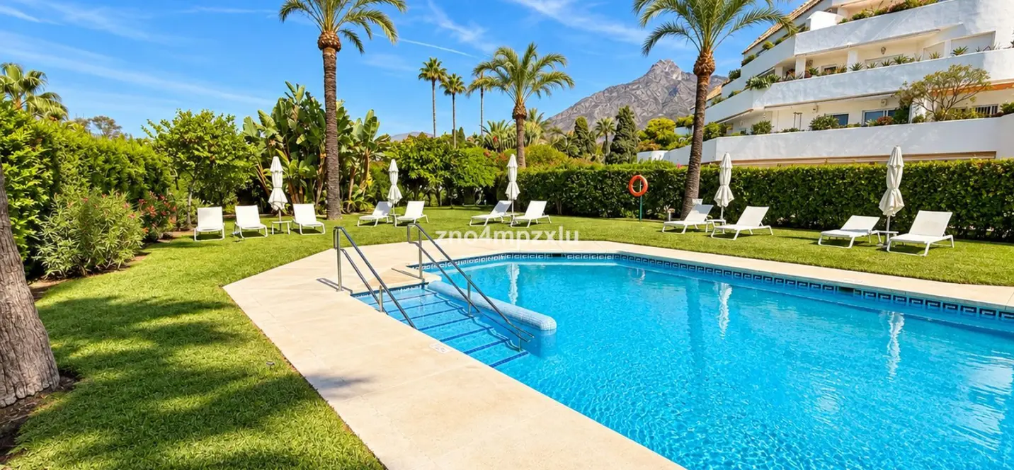 Sale of middle floor apartment in The Golden Mile 0