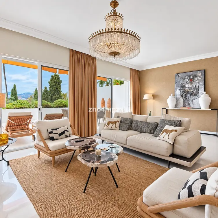 Продажа апартаментов на среднем этаже в The Golden Mile