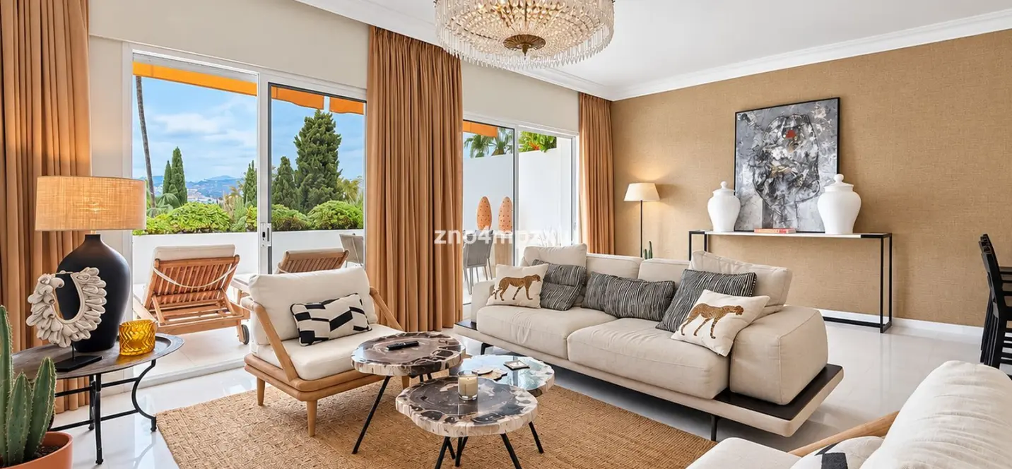 Sale of middle floor apartment in The Golden Mile 3