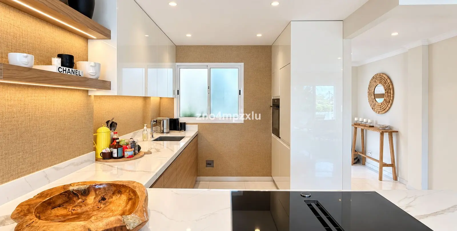 Sale of middle floor apartment in The Golden Mile 17