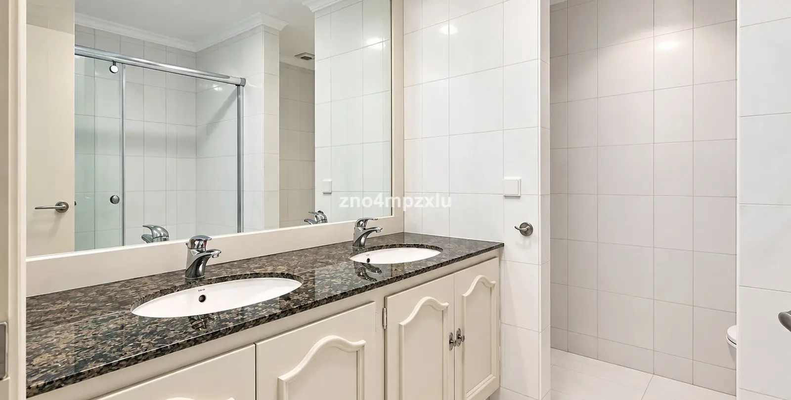 Sale of middle floor apartment in The Golden Mile 22