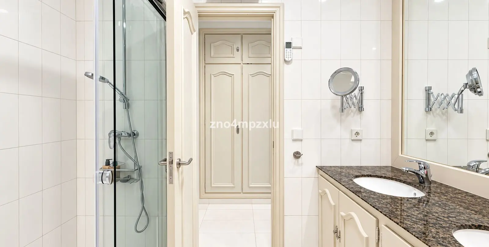 Sale of middle floor apartment in The Golden Mile 23