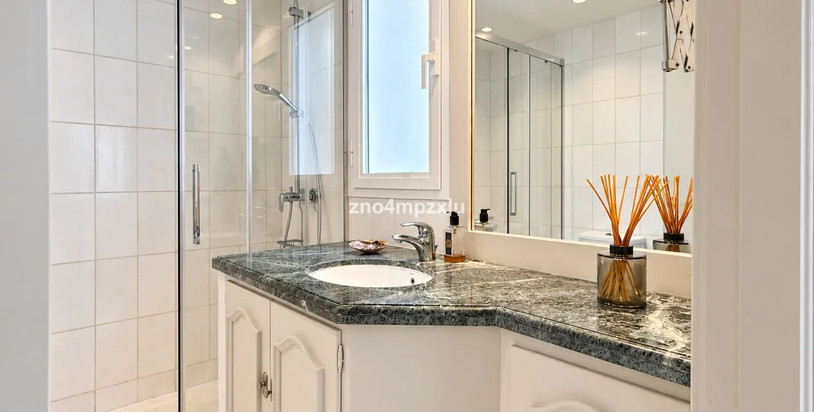 Sale of middle floor apartment in The Golden Mile 24