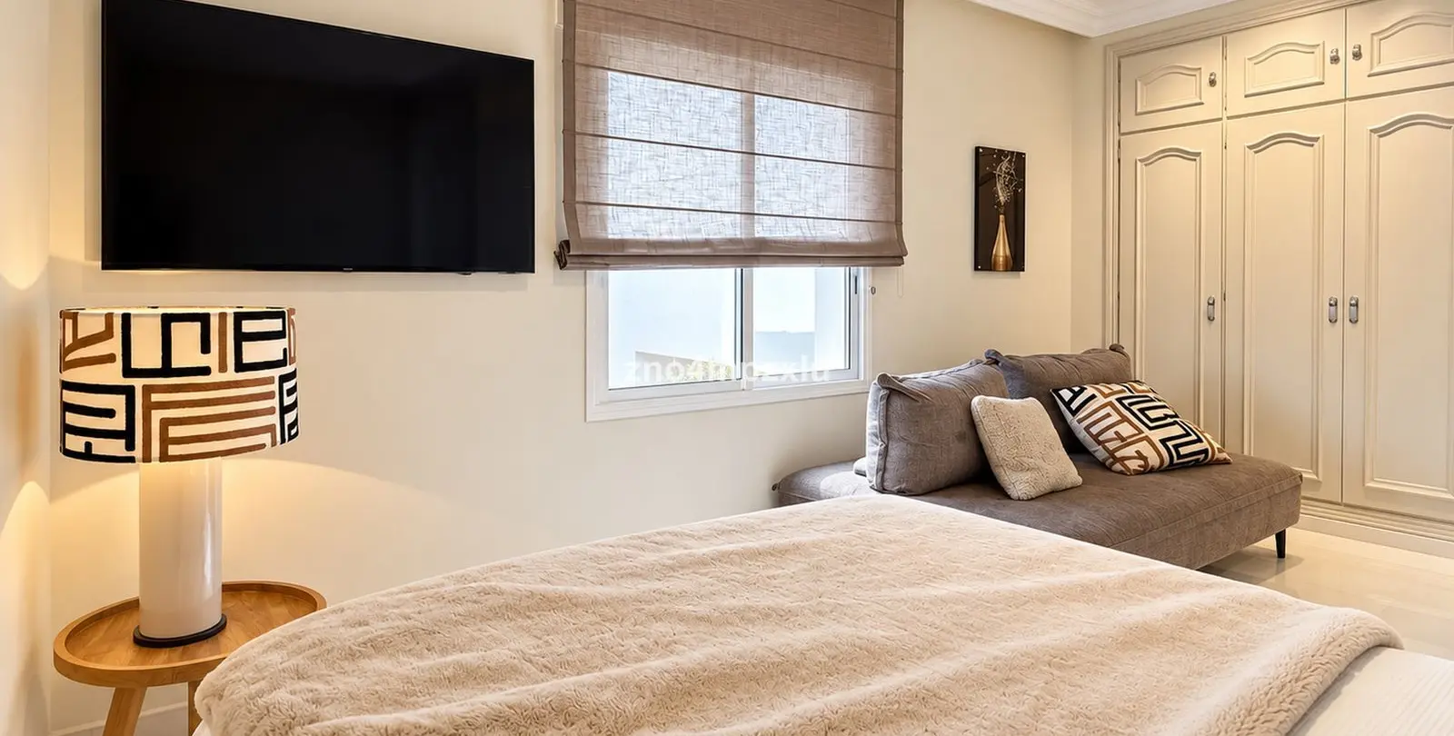 Sale of middle floor apartment in The Golden Mile 25