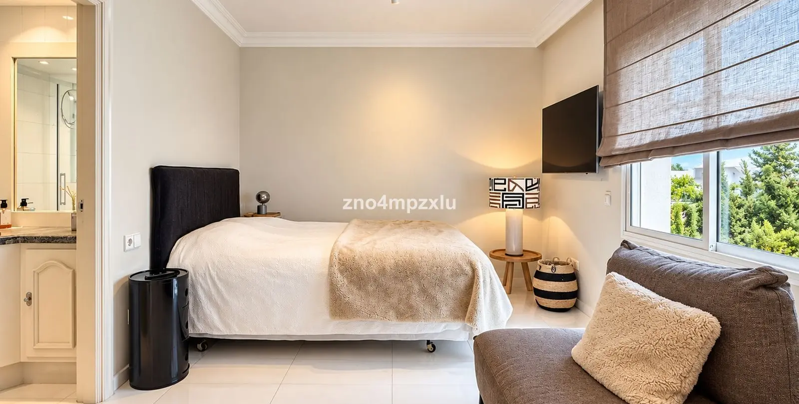 Sale of middle floor apartment in The Golden Mile 26