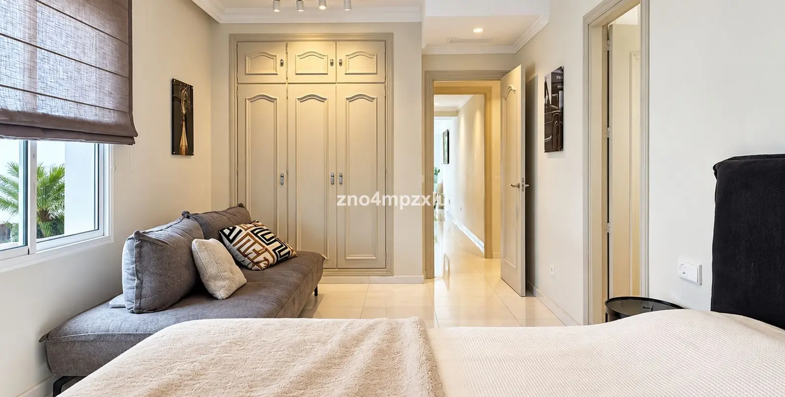 Sale of middle floor apartment in The Golden Mile 27