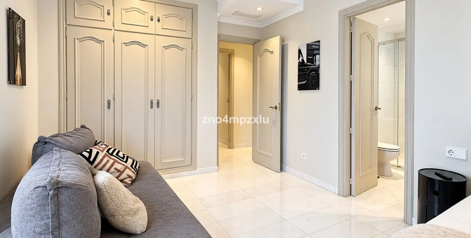 Sale of middle floor apartment in The Golden Mile 28