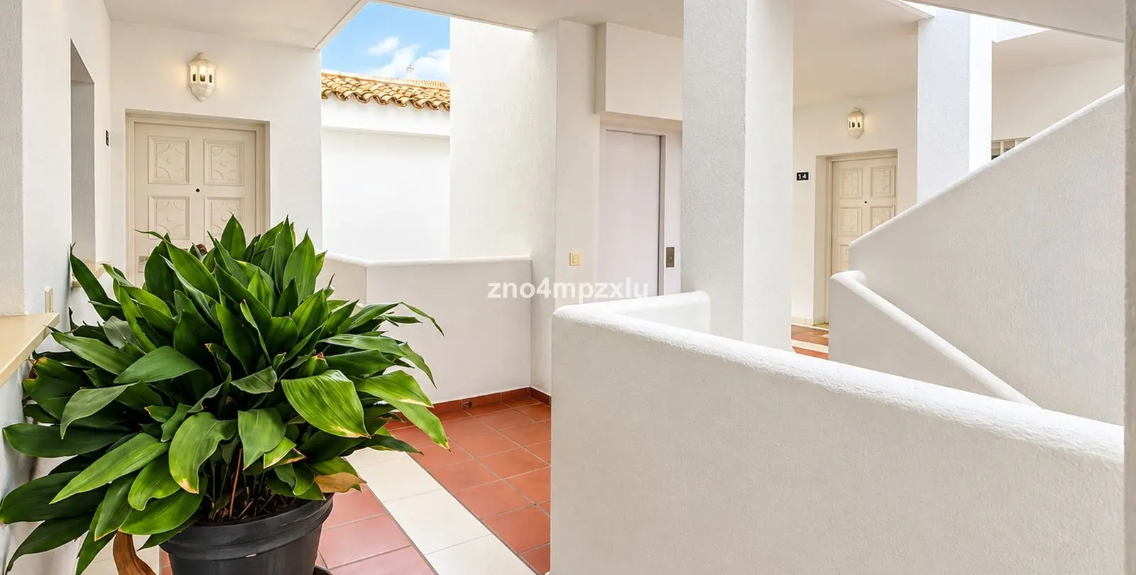 Sale of middle floor apartment in The Golden Mile 32
