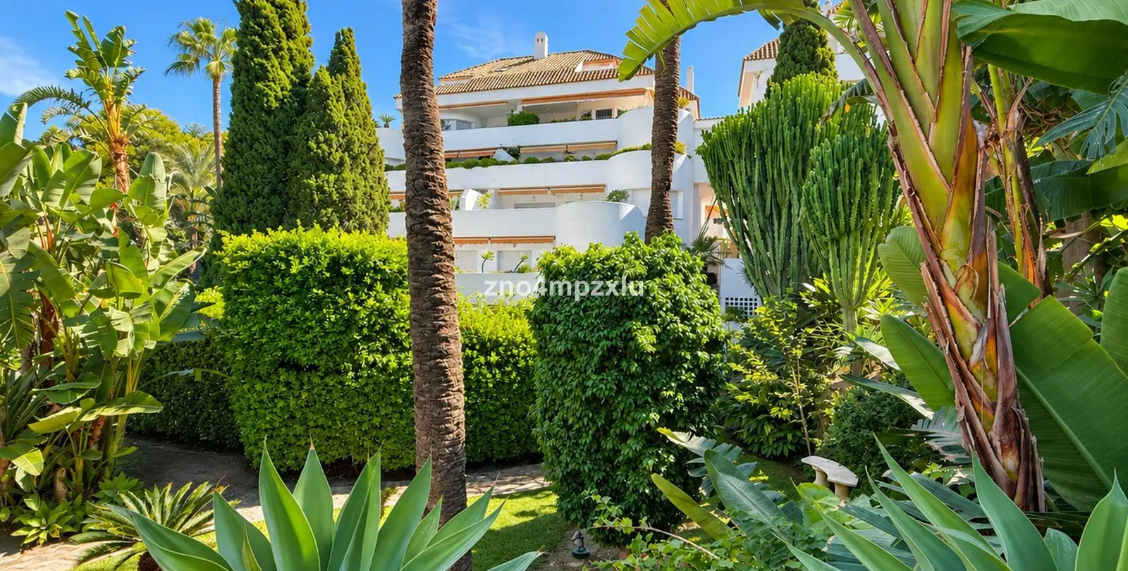 Sale of middle floor apartment in The Golden Mile 35