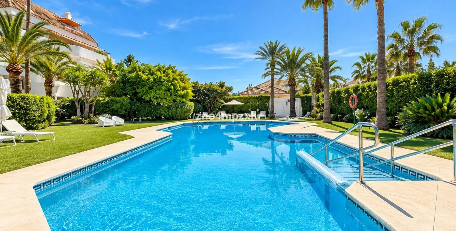 Sale of middle floor apartment in The Golden Mile 44