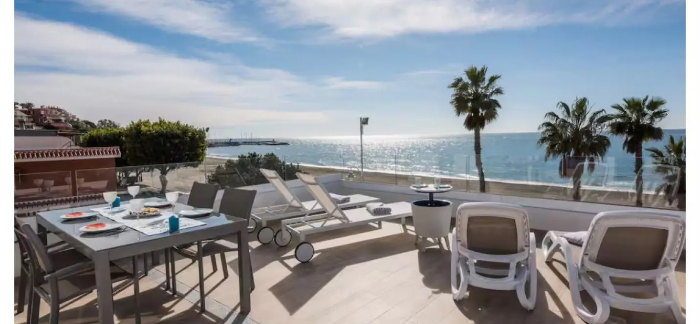 Sale of detached villa in El Palo 0