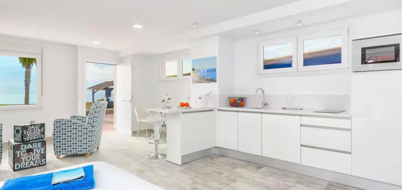 Sale of detached villa in El Palo 2