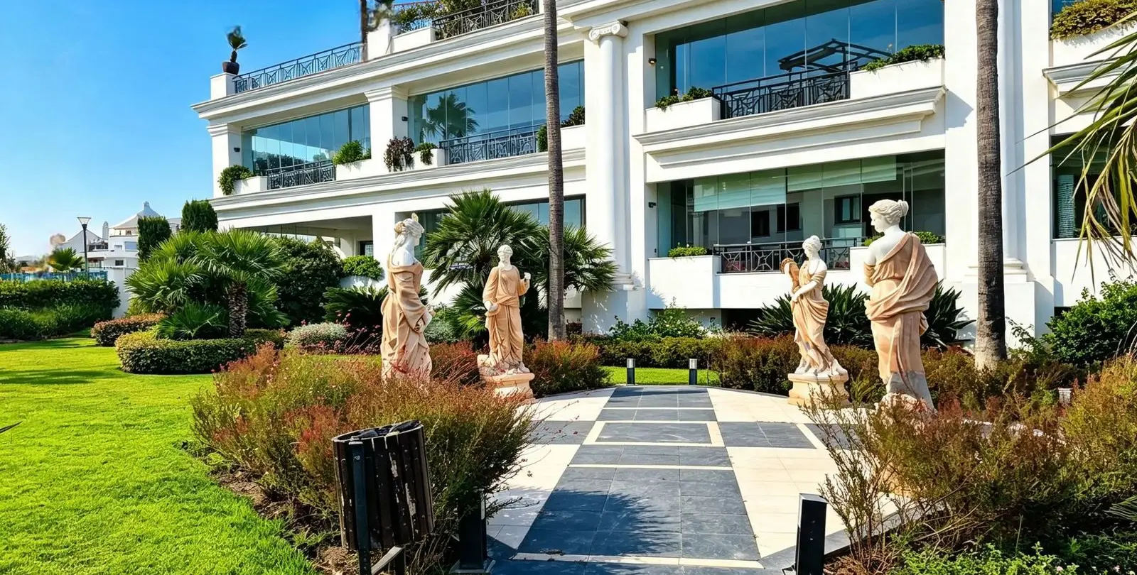 Venta de apartamento en planta baja en Estepona 1