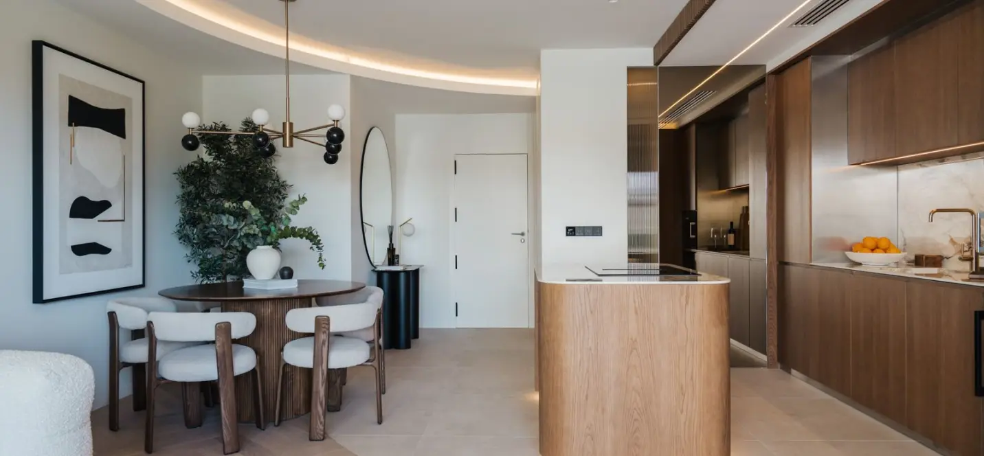 Sale of middle floor apartment in The Golden Mile 1